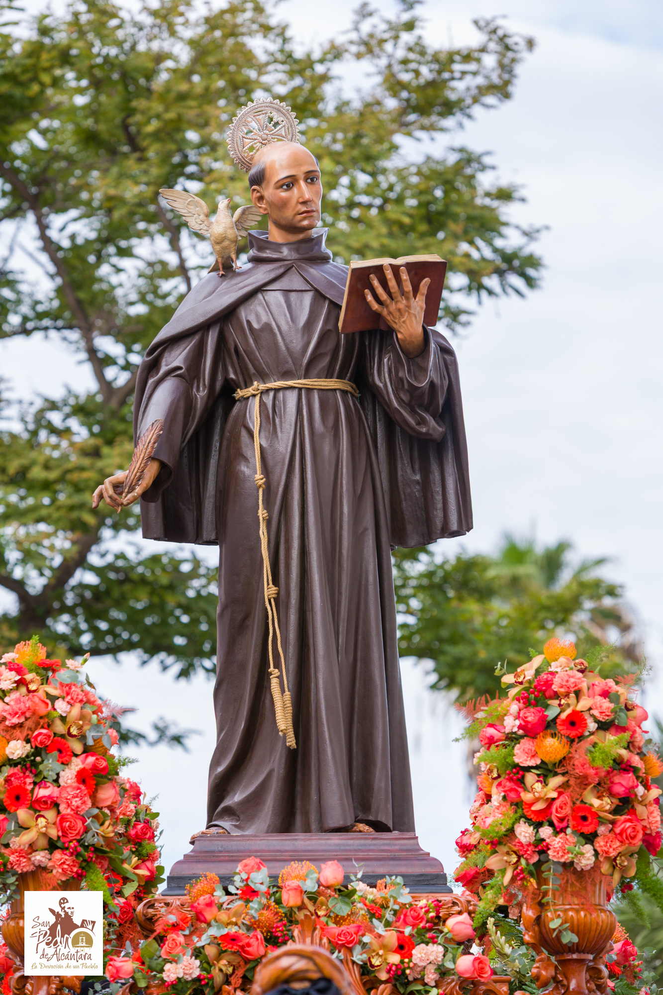 ¡Qué día tan espectacular hemos vivido el pasado 19 de octubre en San Pedro Alcántara! Nuestro pueblo se llenó de alegría, fe y emoción para honrar a nuestro patrón, San Pedro de Alcántara. Desde primera hora, la plaza de la Iglesia se llenó de fieles y amigos para la solemne misa celebrada en el exterior de la parroquia por nuestro párroco D. Francisco Javier Sánchez-Cano. Tras la misa y el homenaje a Barbarita Macías, la procesión fue impresionante: calles repletas de gente vestida de gala, música, flores y un sentimiento de hermandad que nos llenó a todos. Nuestro Santo recorrió cada rincón acompañado de multitud de vecinos, entre palmas, oraciones y pétalos lanzados desde los balcones. ¡Gracias a todos por participar y hacer de este día algo inolvidable! ¡Viva San Pedro de Alcántara!